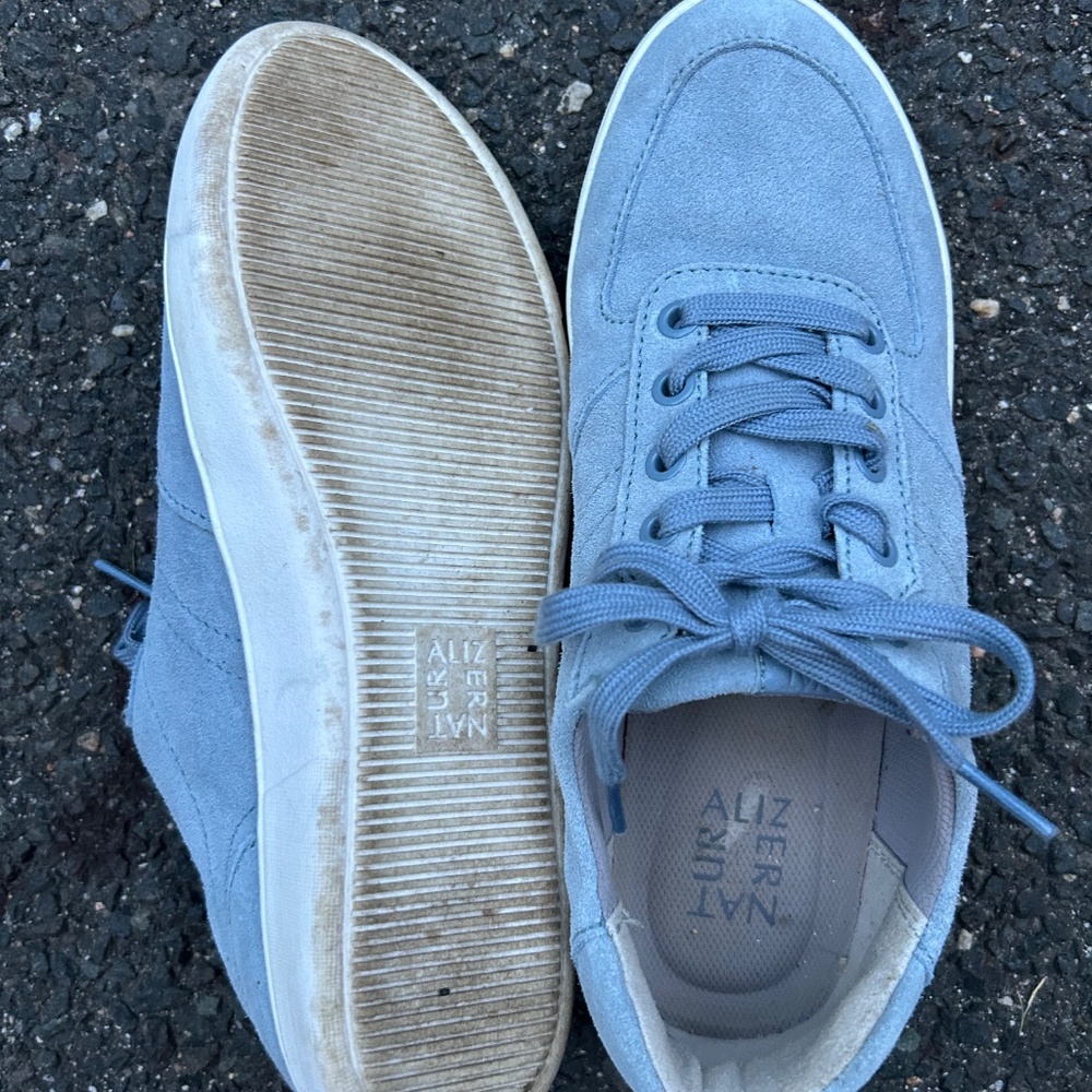 Naturalizers sky blue leather sneaker. Super comfortable. Very light use. Women’ - Picture 3 of 3
